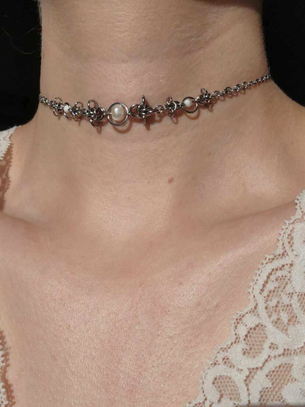 Vintage silver and white pearl choker necklace with a small silver chain - Picture 6 of 14